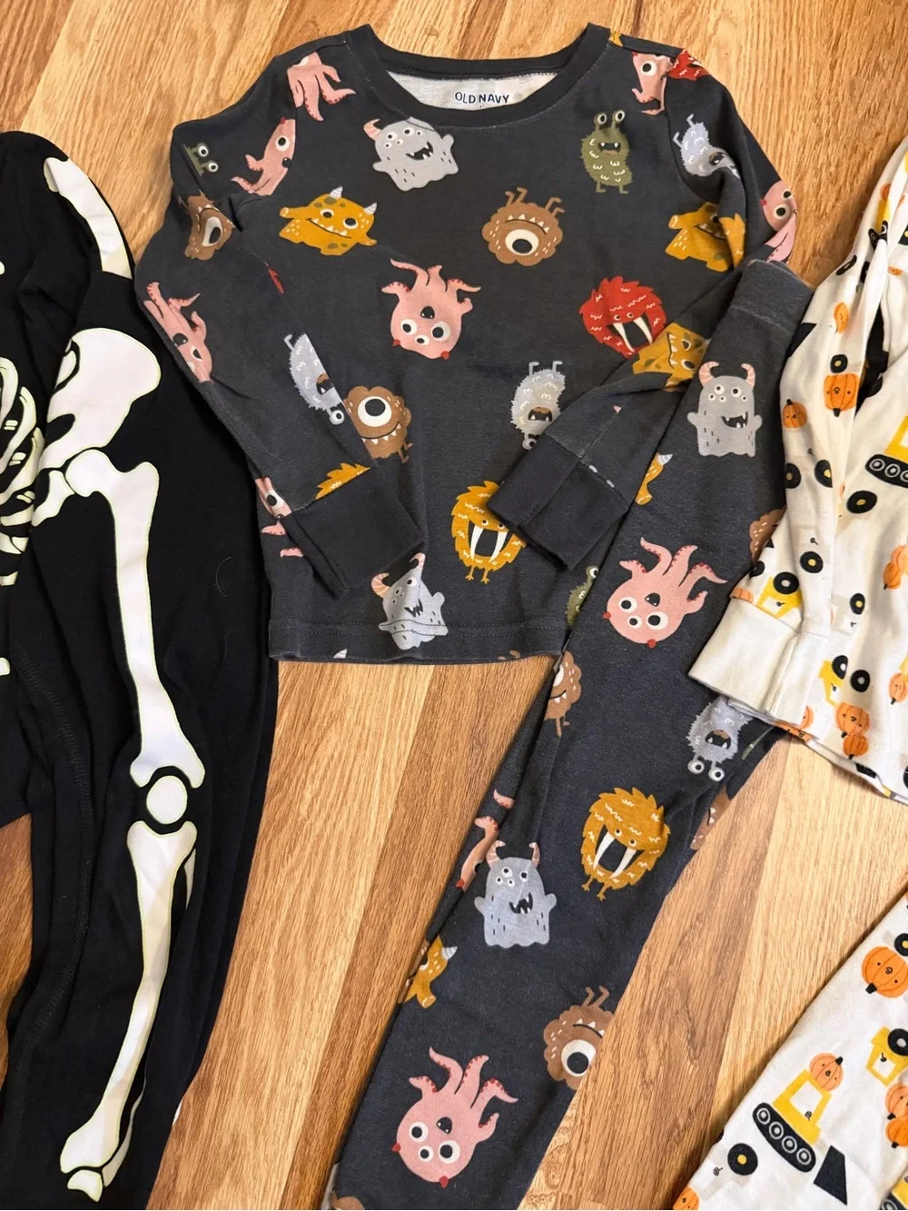 Old Navy Black Skeleton & Gray Monster Kids Pajama Set with White Pumpkin Print